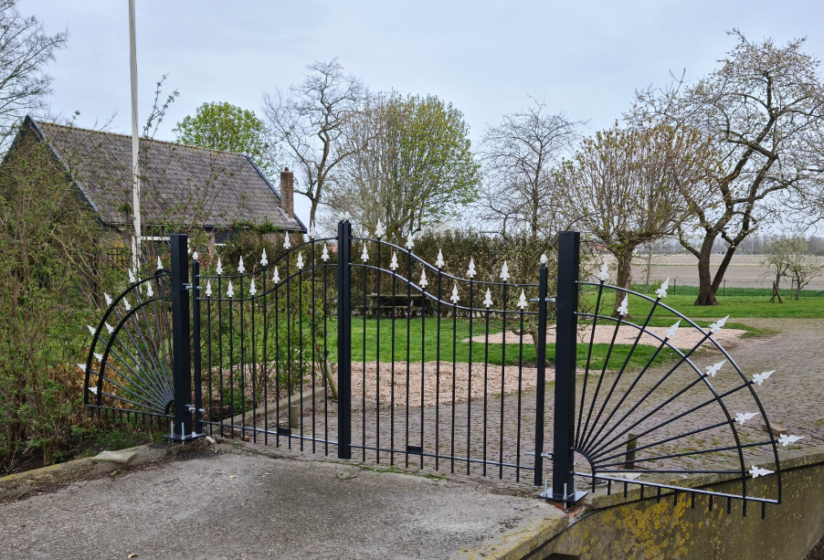 Sierlijke ijzeren stalen smeedijzeren inrijpoort sierpoort oprijpoort Boon Metaal Koggenland Beemster West-Friesland de Goorn metaalbedrijf lasbedrijf