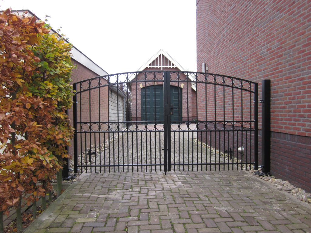 Modern eijzeren inrijpoort