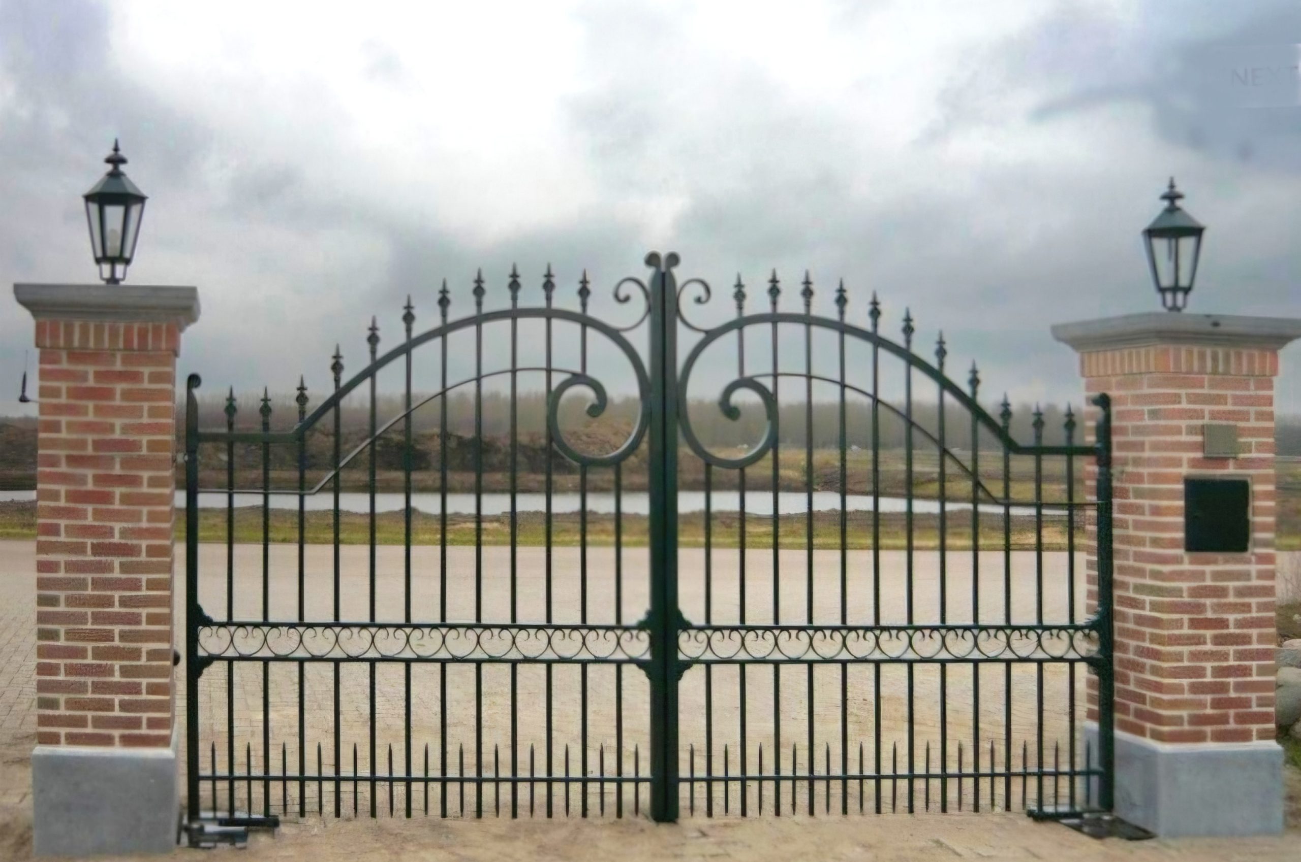 IJzeren stalen sierpoort met hekpunten en krullen inrijpoort poort