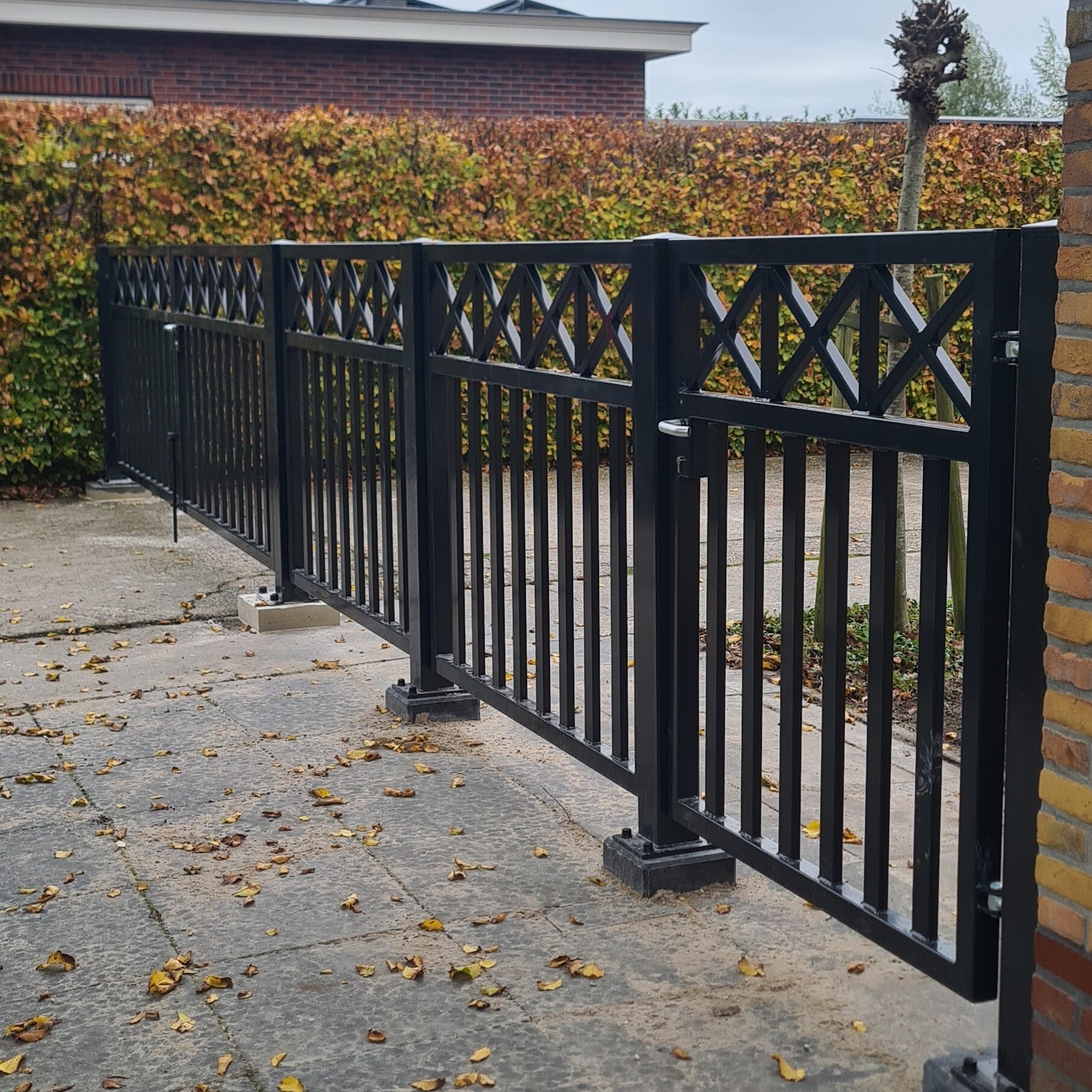 Looppoort tuinpoort met lamellen en kruizen