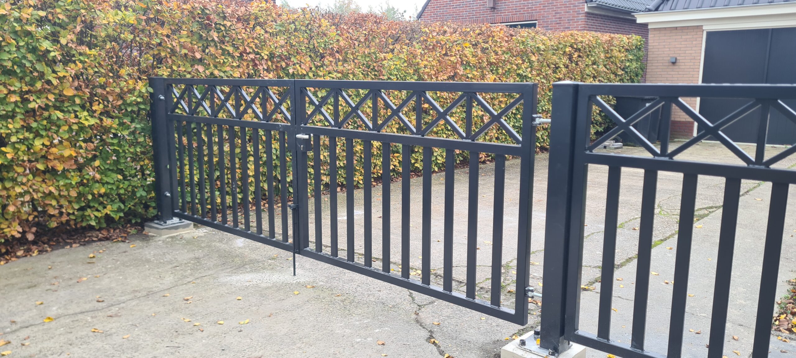 Moderne ijzeren stalen smeedijzeren inrijpoort sierpoort oprijpoort met kruizen Boon Metaal Koggenland West-Friesland de Goorn metaalbedrijf lasbedrijf