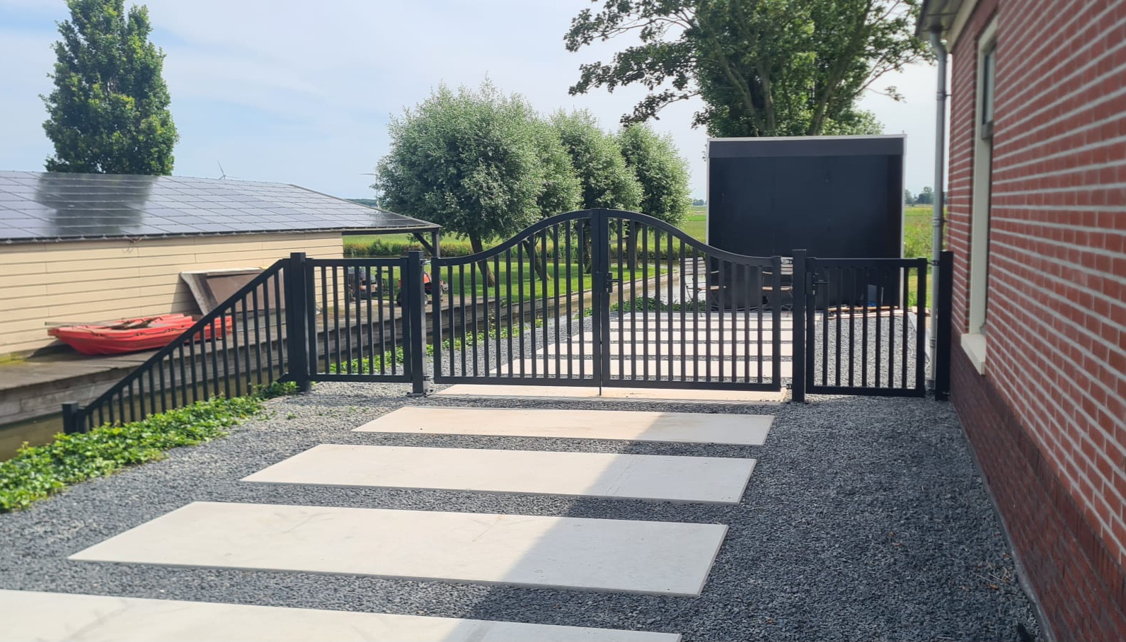 Moderne ijzeren stalen inrijpoort sierpoort oprijpoort Boon Metaal koggenland west-friesland de Goorn metaalbedrijf