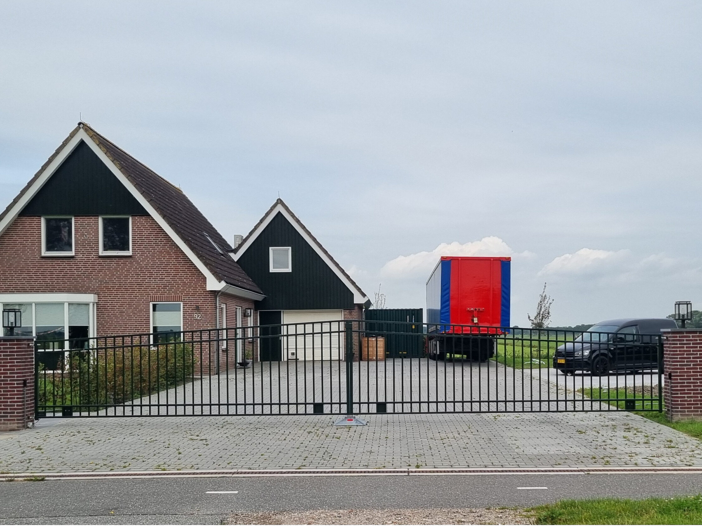 Op maat gemaatkt ijzeren stalen smeedijzeren inrijpoort sierpoort oprijpoort Boon Metaal Koggenland West-Friesland de Goorn metaalbedrijf lasbedrijf