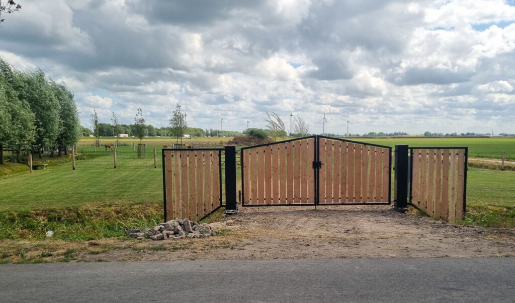  Wollige Weide een stalen openslaande poort met houten inleg 
