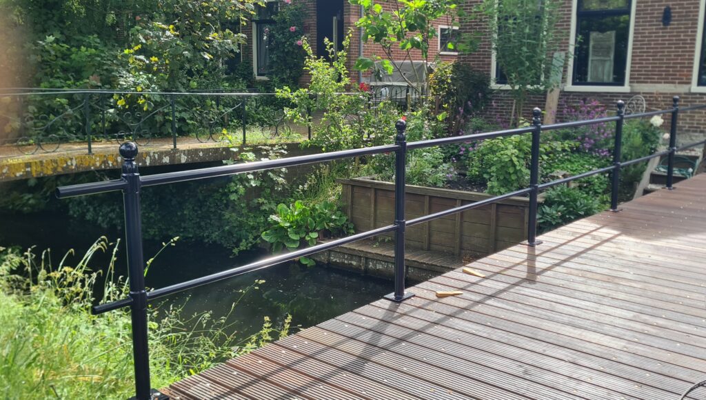 Brugleuning leuningwerk brug leuning ijzeren leuning brug restauratie herstel gietijzeren brugpalen balusters